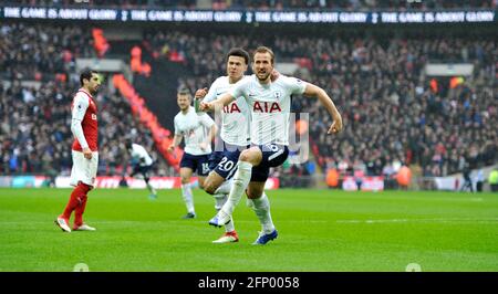 Harry Kane of Spurs (rechts) feiert mit DELE Alli of Spurs das erste Tor beim Premier League-Spiel zwischen Tottenham Hotspur und Arsenal im Wembley Stadium in London. 10. Februar 2018 Foto Simon Dack/Teleaufnahmen. - Nur redaktionelle Verwendung. Kein Merchandising. Für Fußballbilder gelten Einschränkungen für FA und Premier League. Keine Nutzung von Internet/Mobilgeräten ohne FAPL-Lizenz. Weitere Informationen erhalten Sie von Football Dataco Stockfoto