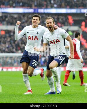 Harry Kane (rechts) of Spurs feiert mit DELE Alli das Siegertor während des Premier League-Spiels zwischen Tottenham Hotspur und Arsenal im Wembley Stadium in London. 10. Februar 2018 Foto Simon Dack/Teleaufnahmen – nur redaktionelle Verwendung. Kein Merchandising. Für Fußballbilder gelten Einschränkungen für FA und Premier League. Keine Nutzung von Internet/Mobilgeräten ohne FAPL-Lizenz. Weitere Informationen erhalten Sie von Football Dataco Stockfoto