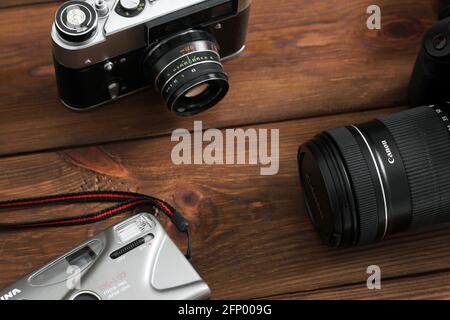 Kiew, Ukraine - 21. Januar 2019: Drei Kameras auf einem Holzhintergrund. Canon Kamera Stockfoto
