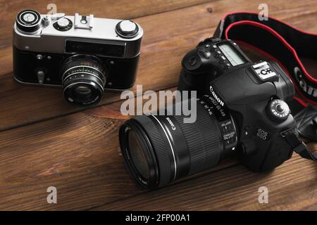 Kiew, Ukraine - 21. Januar 2019: Zwei Kameras auf dem Holzhintergrund. Kamera Canon Stockfoto