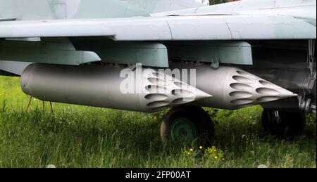 Überschall-Düsenjäger mit Raketenwerfer auf Flügeln auf dem Luftwaffenstützpunkt Stockfoto