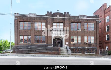 CHATTANOEGA, TN, USA-8. MAI 2021: Vorderansicht des Gebäudes der Allerheiligen-Akademie, geschlossen in, 1985. Stockfoto