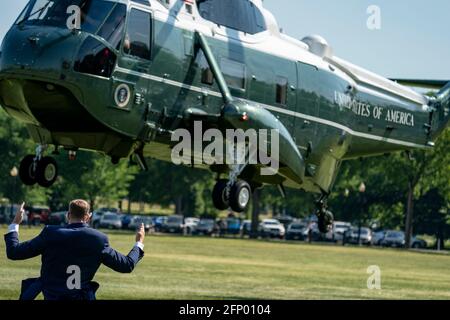 Boden Persönliche Hilfe Land Marine One auf der Ellipse mit US-Präsident Joe Biden an Bord im Weißen Haus in Washington, DC am Mittwoch, 19. Mai 2021. Präsident Joe Biden reiste nach Connecticut zum 140. Beginn der US-Küstenwache. Quelle: Tasos Katopodis / Pool via CNP /MediaPunch Stockfoto