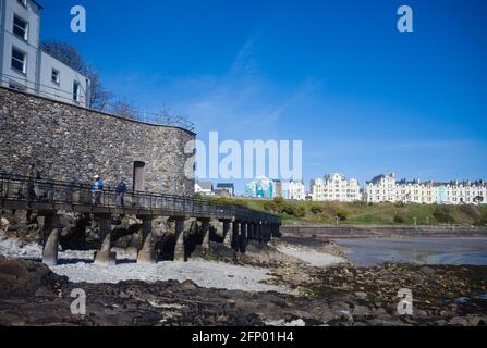 Der Cat Walk bei Ebbe vom Meer aus gesehen, Port St Mary, Isle of man mit dem Strand und ehemaligen Gästehäusern auf der Promenade im Hintergrund Stockfoto