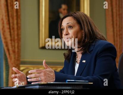 Vizepräsidentin Kamala Harris hält am Mittwoch, den 19. Mai 2021, bei einem Treffen mit Mitgliedern der guatemaltekischen Diaspora im Zeremonialbüro der Vizepräsidenten in Washington, DC, eine Rede. Quelle: Jemal Countess / Pool via CNP /MediaPunch Stockfoto