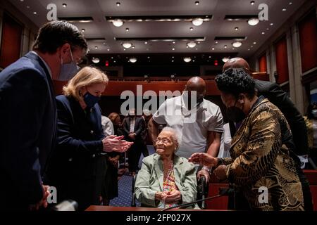 Viola Fletcher, die älteste lebende Überlebende des Massakers der Tulsa-Rasse, trifft sich mit dem US-amerikanischen Repräsentanten Mike Johnson (Republikaner von Louisiana), der linken, der US-amerikanischen Vertreterin Sylvia Garcia (Demokratin von Texas), der zweiten von links, Und die Vertreterin der Vereinigten Staaten, Sheila Jackson-Lee (Demokratin von Texas), rechts, nachdem sie und ihr Bruder, Hughes Van Ellis, die Überlebende des Massakers von Tulsa Race und ein Veteran des Zweiten Weltkriegs vor einem Ausschuss für die Justiz des Repräsentantenhauses erschienen waren; Unterausschuss für Verfassung, Bürgerrechte und bürgerliche Freiheiten hörte „anhaltende Ungerechtigkeit: Das 100. Jubiläum der Tulsa-Gree Stockfoto