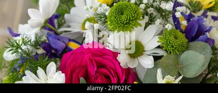 Banner mit Nahaufnahme-Bouquet mit roter Rose, lila Iris und weißen, gelben, grünen Chrysanthemen. Floraler Hintergrund. Weichfokus Stockfoto