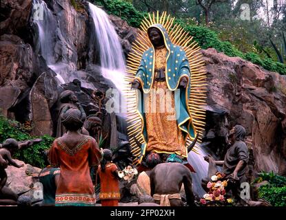 Schwarze Jungfrauen - Guadalupe das strahlende Bild der Schwarzen Jungfrau von Guadalupe in der Villa Guadalupe, Mexiko-Stadt. Die Jungfrau soll Juan Diego im Jahr 1531 viermal erschienen sein. Jährliches Zeremoniell von Las Mananitas am 12. Dezember. Stockfoto