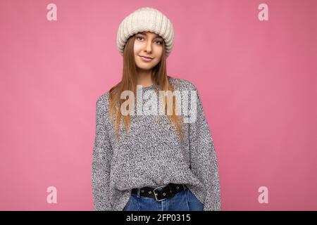Schöne positive glücklich junge dunkel blonde Frau isoliert über bunt Hintergrund Wand tragen lässige stilvolle Kleidung Gefühl aufrichtigen Emotionen Stockfoto