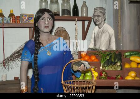 Singapur, Singapur, Asien, Asien; Sentosa - Museum: Bilder von Singapur; Museum: Bilder von Singapur; hindu-Frau mit Korb in blauem Sari Stockfoto