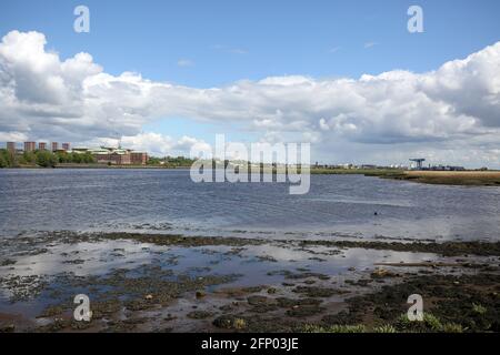 Erskine, Renfrewshire, Schottland. 18 Mai 2021. Der Fluss Clyde mit Blick auf Clydebank. Der Titan Crane ist am Horizont zu sehen Stockfoto