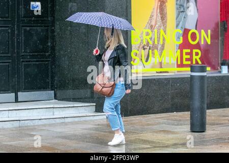Das Wetterfenster „Bring On Summer“ von M&S Marks und Spencers wird in Preston, Lancashire, angezeigt. Wetter in Großbritannien 20. Mai 2021. Kredit MWI/AlamyLiveNews Stockfoto
