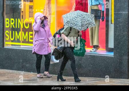 Das Wetterfenster „Bring On Summer“ von M&S Marks und Spencers wird in Preston, Lancashire, angezeigt. Wetter in Großbritannien 20. Mai 2021. Kredit MWI/AlamyLiveNews Stockfoto