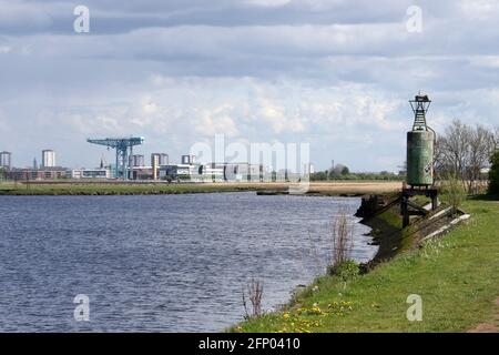 Erskine, Renfrewshire, Schottland. 18 Mai 2021. Navigationshilfen auf dem Fluss Clyde . Der Rashielee Beacon mit Titan Crance und Clydebank im Hintergrund Stockfoto