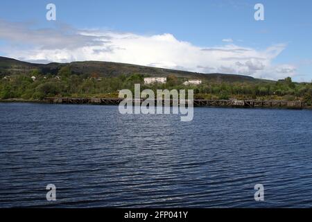 Erskine, Renfrewshire, Schottland. 18 Mai 2021. Der Fluss Clyde blickt in Richtung Clydebank.ein alter Hafen und ein hölzerner Landeplatz sind auf dem Drive zu sehen Stockfoto