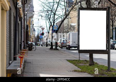 Vertikale leere Plakatwand auf der Stadtstraße, Außenwerbung Mockup Stockfoto