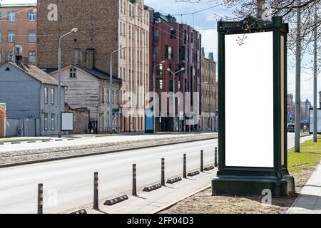 Vertikale leere Plakatwand auf der Stadtstraße, Außenwerbung Mockup Stockfoto