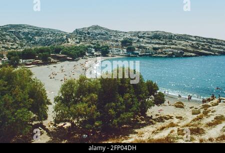 Archivbild. Blick von den Höhlen von Matala. Der unbevölkerten Strand von Matala im Süden Kretas. Berühmt für seine künstlichen Höhlen, die im Neolith entstanden sind Stockfoto