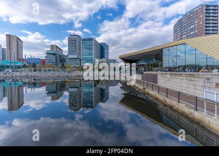 Ansicht von Media City und Wolken, die sich im Wasser spiegeln in Salford Quays, Manchester, England, Großbritannien, Europa Stockfoto