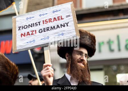 Porträt eines orthodoxen Haredi-Juden, der in Solidarität mit dem Protest des 'Freien Palästinas' steht, London, 15. Mai 2021 Stockfoto