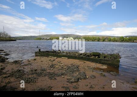 Newshot Island Local Nature Reserve, Erskine, Renfrewshire, Schottland, Großbritannien. Überreste eines versunkenen Bootes auf dem Fluss Clyde Stockfoto