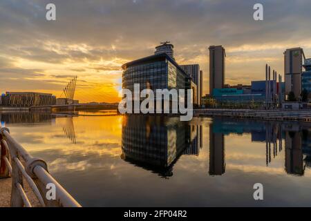 Blick auf MediaCity UK bei Sonnenuntergang, Salford Quays, Manchester, England, Vereinigtes Königreich, Europa Stockfoto