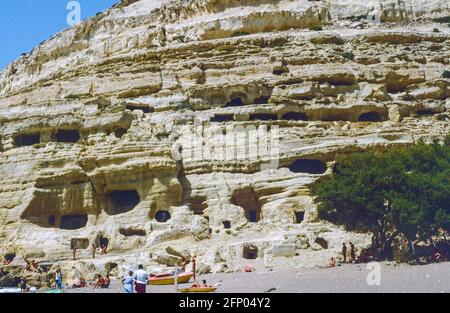 Archivbild. Blick auf die Höhlen von Matala. Künstliche Höhlen, die in der Jungsteinzeit entstanden und in der Römerzeit als Gräber genutzt wurden, gefolgt von Unterkünften Stockfoto