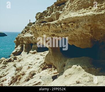 Archivbild. Blick auf die Höhlen von Matala. Künstliche Höhlen, die in der Jungsteinzeit entstanden und in der Römerzeit als Gräber genutzt wurden, gefolgt von Unterkünften Stockfoto