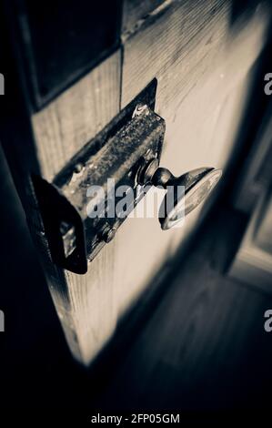 Öffnen Sie die Tür in den dunklen Innenraum Stockfoto