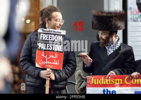 Orthodoxer Haredi-Jude im Gespräch mit dem Protestierenden bei einem Protest gegen das 'Freie Palästina', London, 15. Mai 2021 Stockfoto