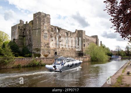 Ein modernes Motorboot, das den Fluss Trent entlang fährt, fährt am Newark Castle vorbei und fährt zur Stadtsperre. Stockfoto