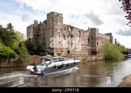 Ein modernes Motorboot, das den Fluss Trent entlang fährt, fährt am Newark Castle vorbei und fährt zur Stadtsperre. Stockfoto