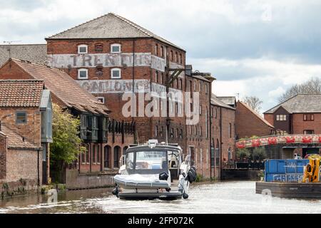 Ein modernes, stilvolles Motorboot, das durch die Newark Town Lock führt. Stockfoto