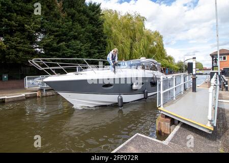 Ein modernes, stilvolles Motorboot, das durch die Newark Town Lock führt. Stockfoto