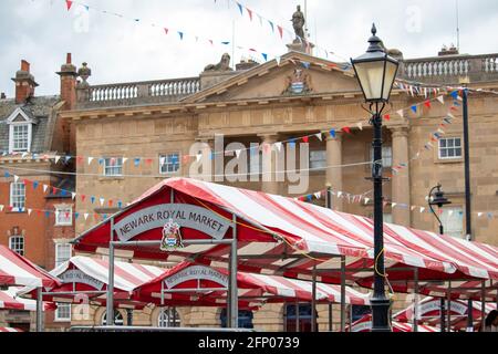 Die Stände des Newark Royal Market auf dem Marktplatz. Newark hat seit dem 12. Jahrhundert stolz einen Markt auf dem Stadtmarkt abgehalten und war die erste Stadt in England, die an einem Mittwoch einen Markt veranstaltete. Der Marktplatz selbst ist einer der attraktivsten Marktplätze im Vereinigten Königreich mit vielen historischen und historischen Gebäuden. Stockfoto