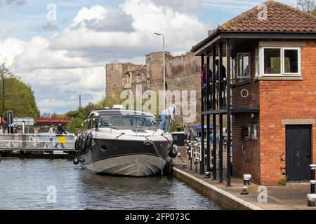 Ein modernes, stilvolles Motorboot, das durch die Newark Town Lock führt. Stockfoto