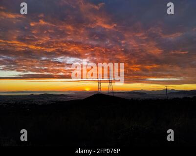 Orangefarbener Sonnenuntergang Über Der Stadt Athen Stockfoto