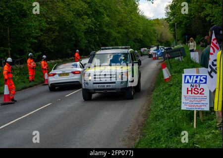 Aylesbury, Buckinghamshire, Großbritannien. Mai 2021. Ein Krankenwagen muss durch die HS2-Ampeln verursachte Wartezeiten passieren. Anwohner und Stop HS2-Aktivisten protestierten heute in Aylesbury friedlich gegen die Hochgeschwindigkeitsstrecke 2, die in ganz Buckinghamshire eine riesige Menge an Zerstörung verursacht. Die Demonstranten erhielten viel Unterstützung von vorbeifahrenden Fahrern, als sie ihre Hörner für die Verschrottung von HS2 heraustreibten. Quelle: Maureen McLean/Alamy Stockfoto