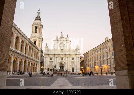 Loreto, Marken, Provinz Ancono. Piazza della Madonna mit der Fassade der Basilica di Santa Casa , ein beliebter Wallfahrtsort für Katholiken Stockfoto