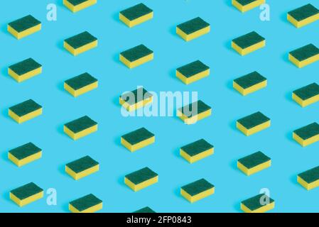 Muster von Küchenschwämmen isoliert auf einem pastellblauen Hintergrund Stockfoto