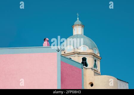 La cupola della chiesa di santa Maria delle grazie da Marina di Corricella. Stockfoto