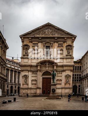 ILANO, ITALIEN - 18. Okt 2020: Gebäude an einem kleinen platz in Mailand Stockfoto