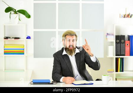 Mann bärtig Manager formell Anzug sitzen Büro. Investmentpapiere wie Aktienanleihen und Investmentfonds. Krisenkonzept. Schadenverhütungsplan Stockfoto