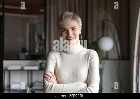 Porträt der lächelnde junge Geschäftsfrau im Büro Stockfoto