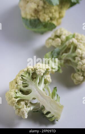 Frischer organischer Blumenkohl ist auch als Kohlblüte bekannt Grüne Blätter isoliert auf weißem Hintergrund Stockfoto