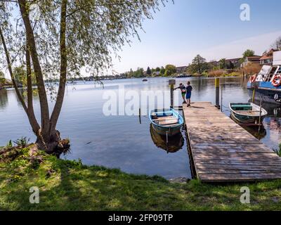 Anlegesteg in der Kleinstadt Werder an der Havel Stockfoto