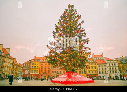 Warschau, Polen - 29. Dezember 2008: Blick auf den Marktplatz der Altstadt mit einem Weihnachtsbaum, Einheimischen und Besuchern in Warschau, Polen Stockfoto