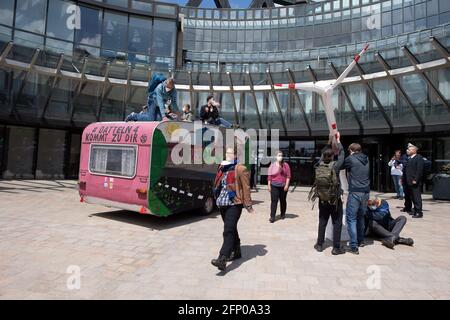 Düsseldorf, Deutschland. Mai 2021. Aktivisten des Extinction Rebellion demonstrieren im Verbotskreis vor dem landtag Nordrhein-Westfalens gegen Klimapolitik. Quelle: Federico Gambarini/dpa/Alamy Live News Stockfoto