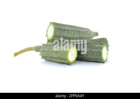 Luffa acutangula auf weißem Hintergrund Stockfoto