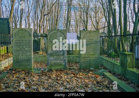 Warschau, Polen - 29. Dezember 2008: Ansicht von alten Grabsteinen mit hebräischen Schriften auf dem alten jüdischen Friedhof von Warschau, Polen Stockfoto